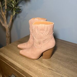 Size 7 nude western boots